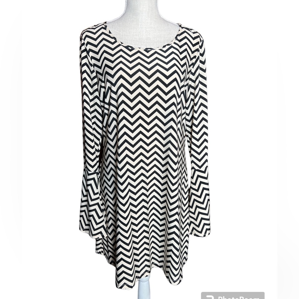 Tecera Black & Cream Chevron Print Long Sleeve Bell Cuff Mini Dress